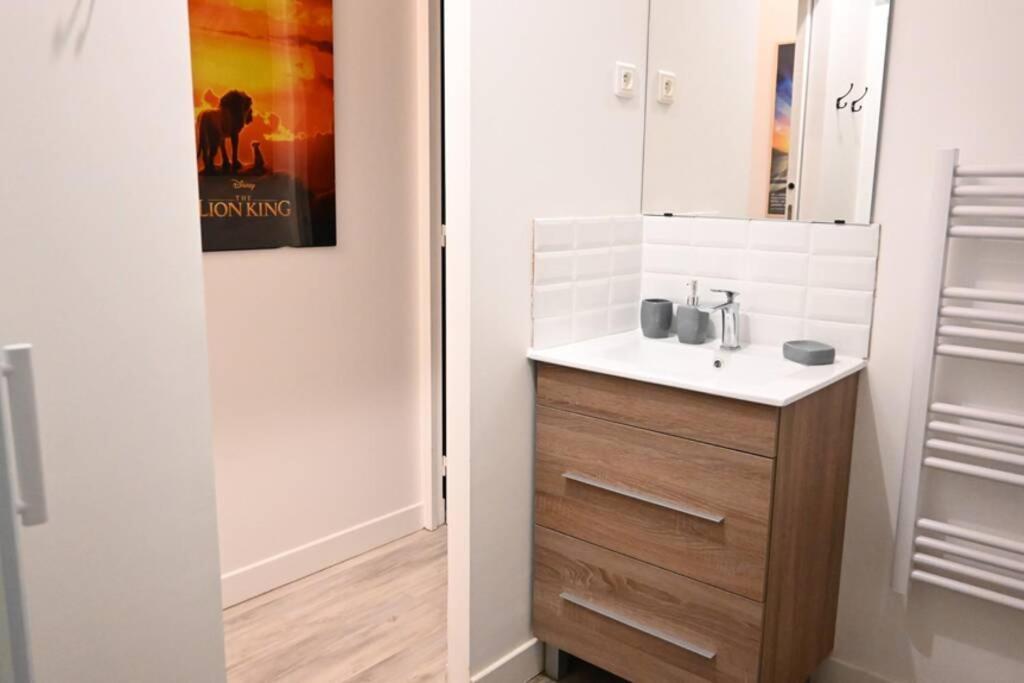 Cinema Appartement 10Mn Aeroport Roissy Cdg Villeneuve-sous-Dammartin Exterior photo