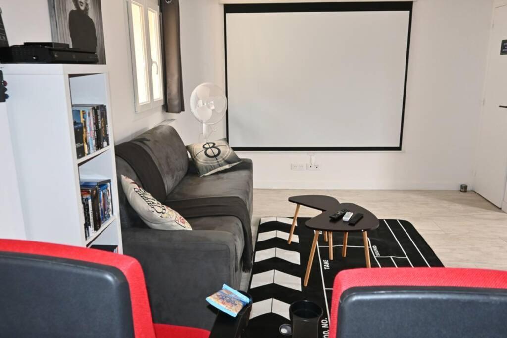 Cinema Appartement 10Mn Aeroport Roissy Cdg Villeneuve-sous-Dammartin Exterior photo